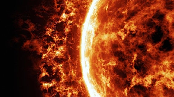 Seitlicher Ausschnitt der Sonnenoberflächem, die einem Feuerball gleicht. Sonnenerruptionen – ähnlich lodernder Flammen – dringen nach außen.