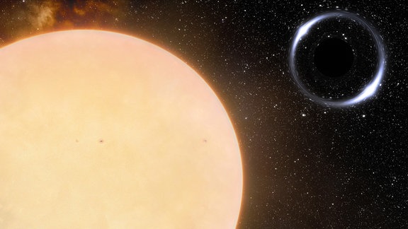 Ein der Sonne ähnlicher Stern wird von einem Schwarzen Loch, dargestellt als Scheibe mit gebogenem Licht und schwarzer Mitte, umkreist. 
