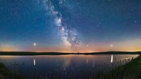 Der Sternenhimmel über einem See