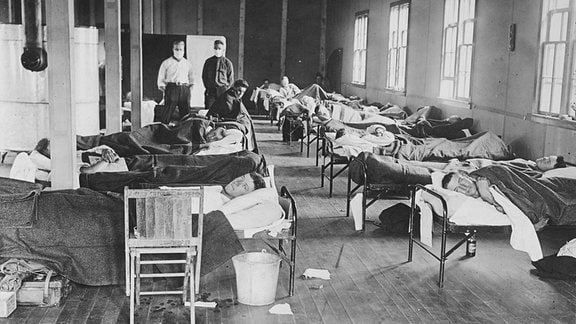 An der Spanischen Grippe erkrankte Patienten in einem amerikanischen Hospital