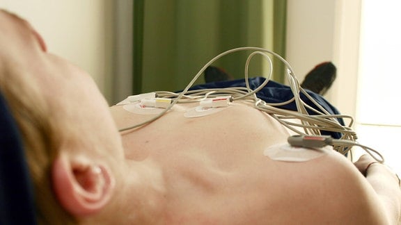 Elektroden messen die Körperfunktionen eines Sportlers