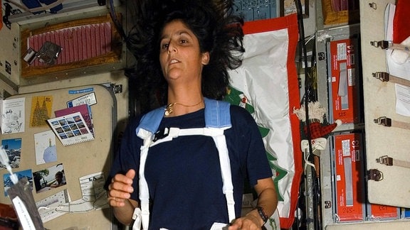 Astronautin Sunita L. Williams (USA) auf einem Laufband an Bord der ISS 
