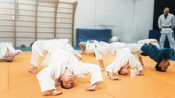 Kinder üben Kampfkunst im Fitnessstudio.