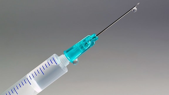 Tröpfchen an der Spritze einer Injektionsnadel