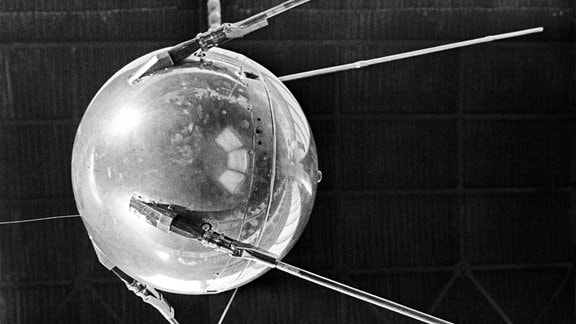 Erster sowjetischer Satellit Sputnik 1 (gestartet am 4. Oktober 1957), ausgestellt im Weltraumpavillon in der Ausstellung wirtschaftlicher Errungenschaften (VDNKh), Moskau. 