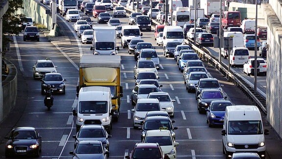 Autos stehen im Stau auf einer Stadtautobahn.