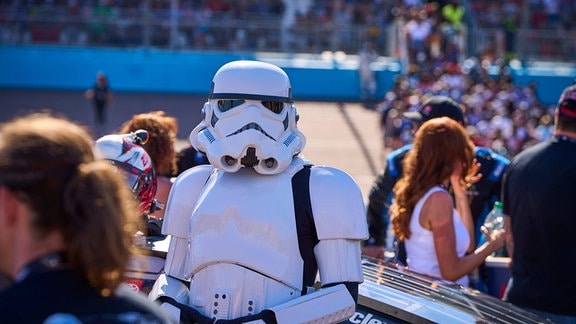 Ein Star-Wars-stormtrooper zwischen Zuschauern