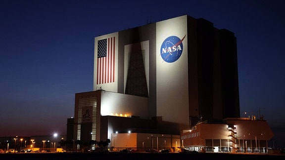 Das Vehicle Assembly Building im Kennedy Space Center bei Sonnenuntergang.