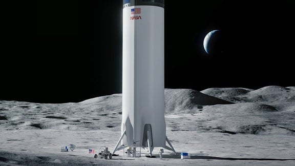 Eine weißer Flugkörper in Form einer klassischen Rakete steht auf der Mondoberfläche aus grauem Staub und Hügeln. Am Fuß der Rakete kleine Menschen in Raumanzügen, ein Fahrzeug und die US-Flagge. Im Hintergrund vor dunklem Himmel die Erde.