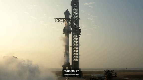 SpaceX-Rakete auf der Startrampe (Screenshot vom 20.4.2023)