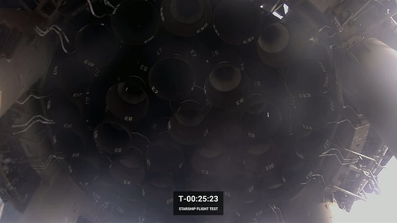T-00:25:23 - Ein Blick auf die 33 Raptor-Triebwerke vom Booster des Starships, der Super Heavy Rocket. 