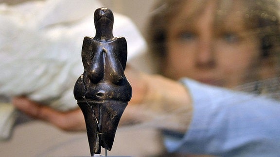 eine Keramikstatuette einer nackten weiblichen Figur
