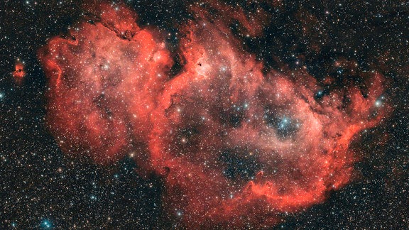 Aufnahme mit Langzeitbelichtung zeigt den Sternenhaufen Seelennebel.
