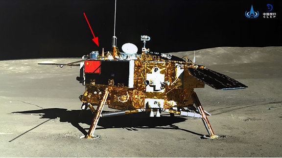 Das Mondlandegerät Chang'e-4, der rote Pfeil kennzeichnet das Strahlungsmessgerät der Uni Kiel