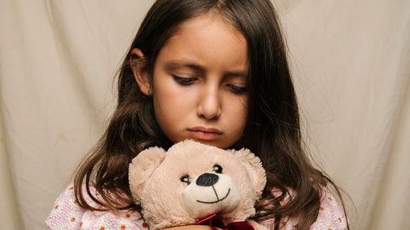 Trauriges Mädchen mit Teddybär