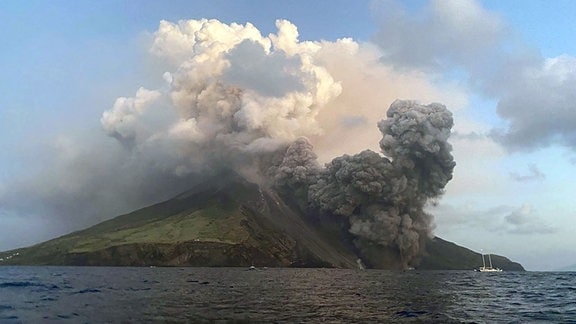 Rauch und Aschewolken über dem Vulkan Stroboli vor Sizilien
