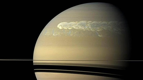 Ein riesiger Sturm beherrscht die eher unscheinbare Oberfläche des Saturn auf einem Bild, das die Raumsonde Cassini am 25. Februar 2011 aufgenommen hat – etwa zwölf Wochen nachdem der gewaltige Sturm zum ersten Mal in der nördlichen Hemisphäre des Planeten entdeckt worden war.