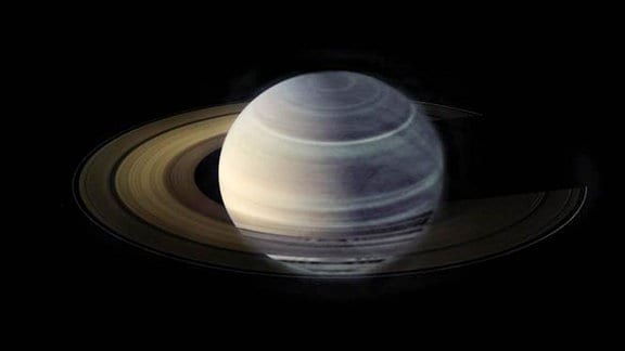 Im optischen Bereich scheint die gebänderte Atmosphäre des Saturn fließend von einer Farbe zur anderen zu wechseln. Aber hier im Radiobild - VLA-Daten überlagern ein Cassini-Bild des Saturn - ist die unterschiedliche Natur der Bänder deutlich zu erkennen.
