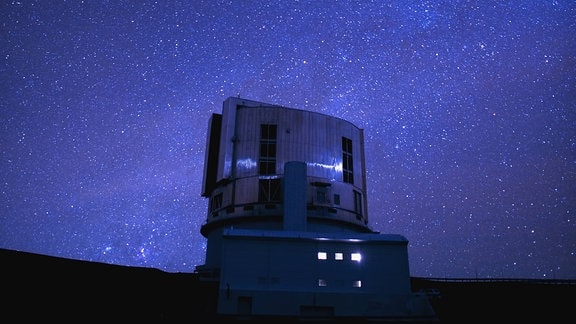 Subaru Teleskop unter Sternenhimmel
