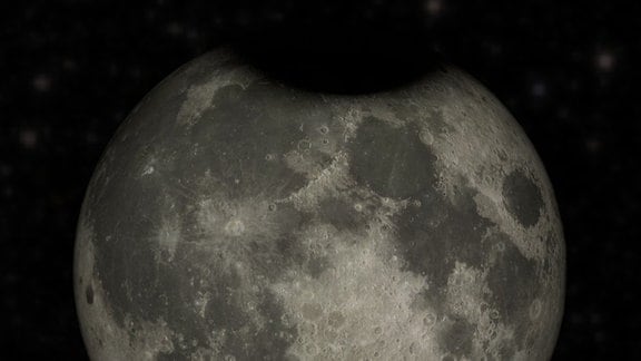 Illustration: Der "Supermond" genannte Vollmond im September 2024 wird bei einer partiellen Mondfinsternis vom Kernschatten der Erde zu maximal 8,3 Prozent verdeckt.