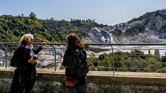Zwei Frauen stehen am Kraterrand des Supervulkans Campi Flegrei