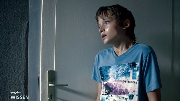 Filmszene: Tatort: Die Zeit ist gekommen - Verstörter Junge hinter einer Zimmertür