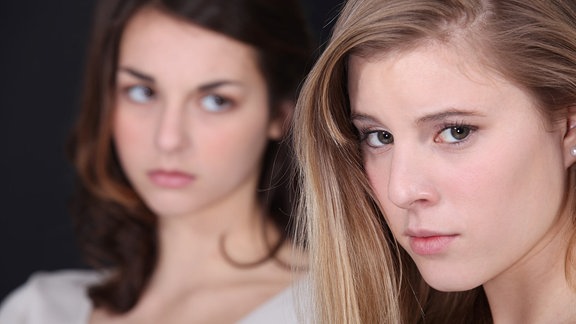 Nahaufnahme der Gesichter von zwei jungen Mädchen 
