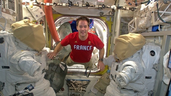 ESA-Astronaut Thomas Pesquet auf der Internationalen Raumstation ISS mit zwei Raumanzügen