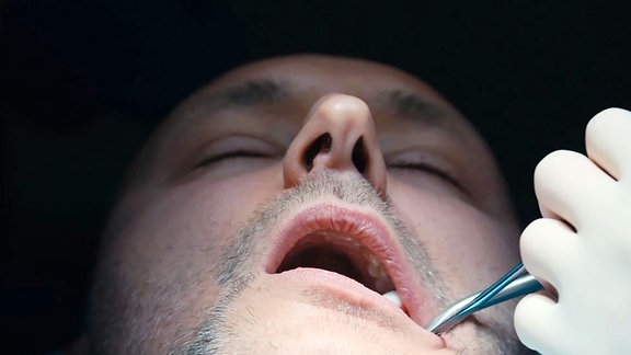 Thomas Schröck während Zahn-OP in Selbsthypnose