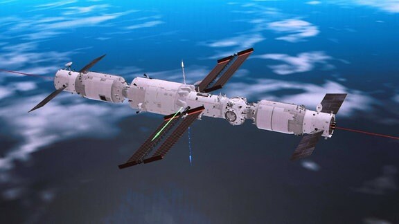 Tianhe-Kernmodul der künftigen Raumstation Tiangong mit angedockten Raumtransportern