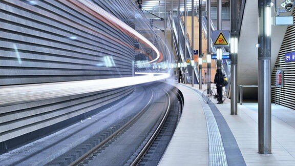 einfahrende S-Bahn imCity-Tunnel Leipzig