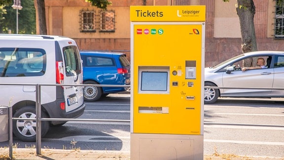 Die Fahrscheinautomaten der Dresdner Verkehrsbetriebe sollen ab dem Jahr 2023 wieder auf höhere Fahrpreise eingestellt werden.