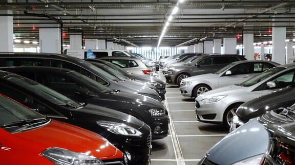 Autos in einer Tiefgarage
