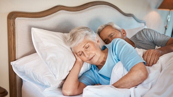 Älteres Paar schläft im Bett