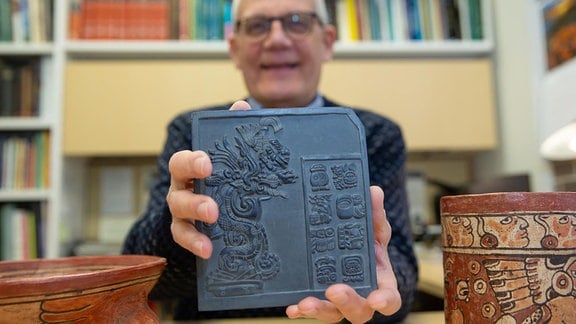Der Archäologe David Lentz von der Uni Cincinnati zeigt eine Maya-Platte mit Hieroglyphen.
