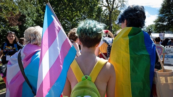 Menschen demonstrieren für die Rechte von Transgendern
