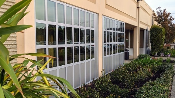 Die Fensterfront eines Firmengebäudes im Silicon Valley