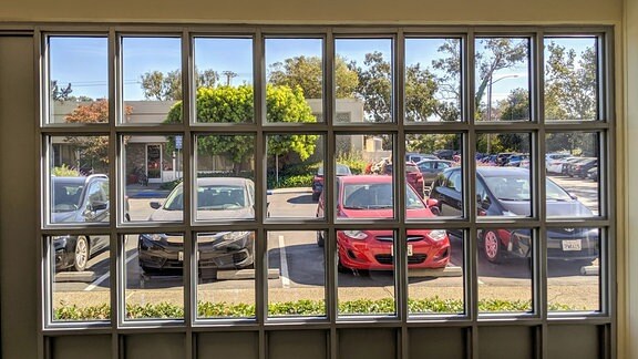 Die Fensterfront eines Firmengebäudes im Silicon Valley