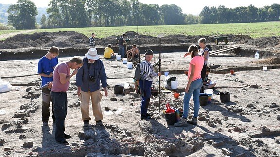 Archäologen untersuchen eine Ausgrabungsstätte in der Ukraine.