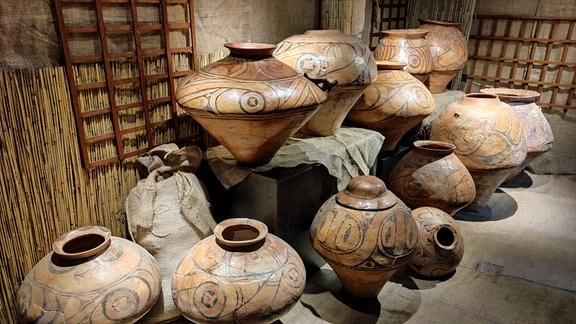 Keramik-Artefakte der Trypillia-Kultur in einer Ausstellung in Kiew