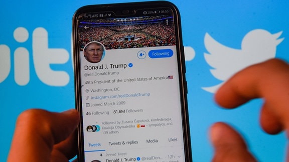 In dieser Fotoillustration wird der Twitter-Account des Präsidenten der Vereinigten Staaten von Amerika, Donald Trump, auf einem Smartphone angezeigt.