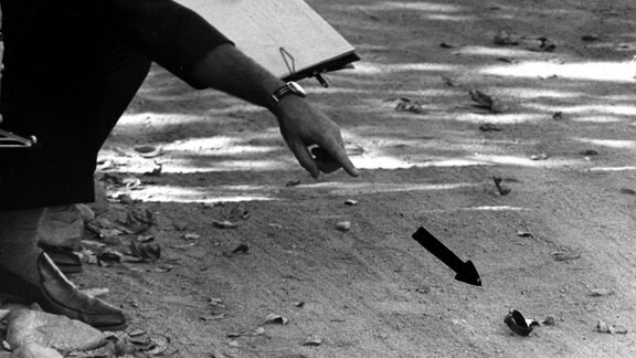 Polizisten dokumenieren einen Fundort, 1966