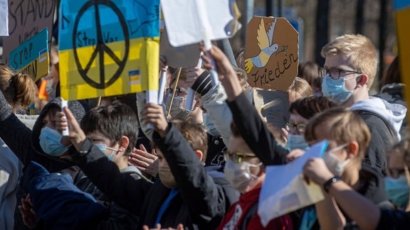 3000 Schulkinder demonstrieren am Berliner-Tor-Platz für den Frieden in der Ukraine und gegen den Krieg