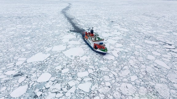 Forschungsschiff Polarstern im Arktischen Meereseis