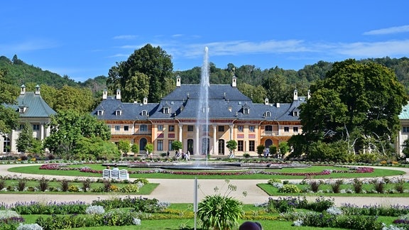 Blick in die Schloss- und Parkanlage Pillnitz mit einem zentralen Springbrunnen