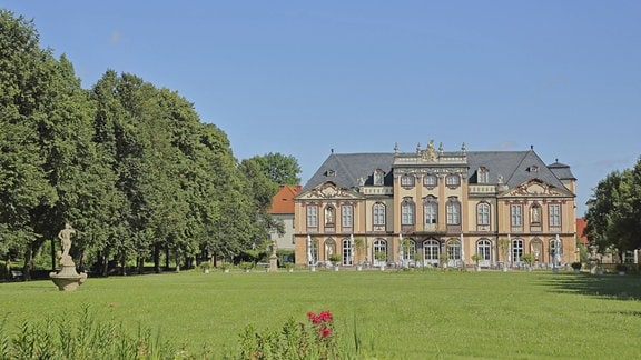 Blick über eine Wiese auf das Barockschloss Molsdorf bei Erfurt.