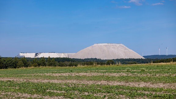 Blick auf den Monte Kali, auch Kalimandscharo genannt in Thueringen an der Grenze zu Hessen. Es ist eine grosse Salzhalde des Unternehmens K+S.