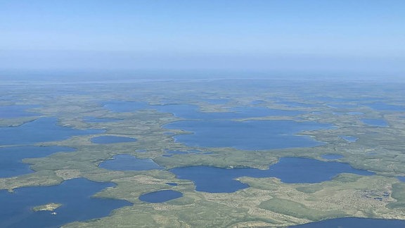 Luftaufnahme von Permafrostboden im nordwestlichen Kanada