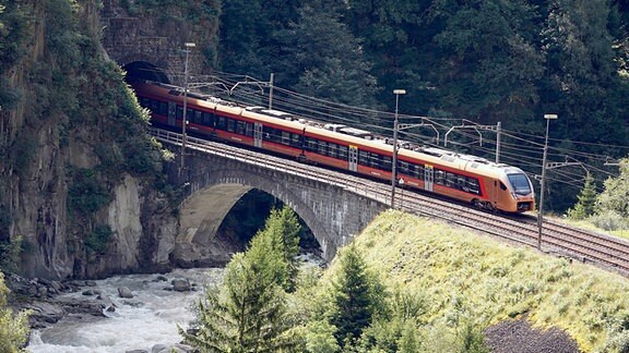 Zug der Suedostbahn auf der Gotthard Panoramastrecke Traverso Voralpen-Express