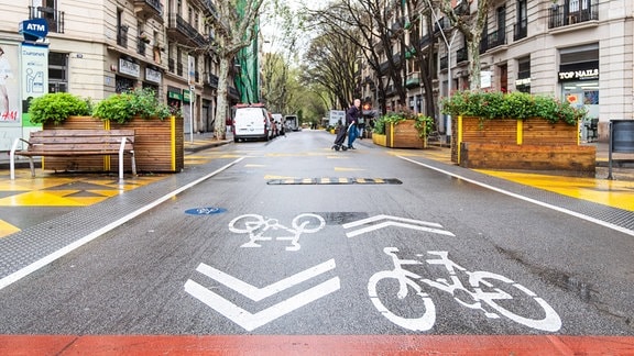 Superblock, Superilla, Fahrradweg in einem für Verkehr weitgehend gesperrten Viertel in der Nähe des Markts Sankt Antoni in Barcelona